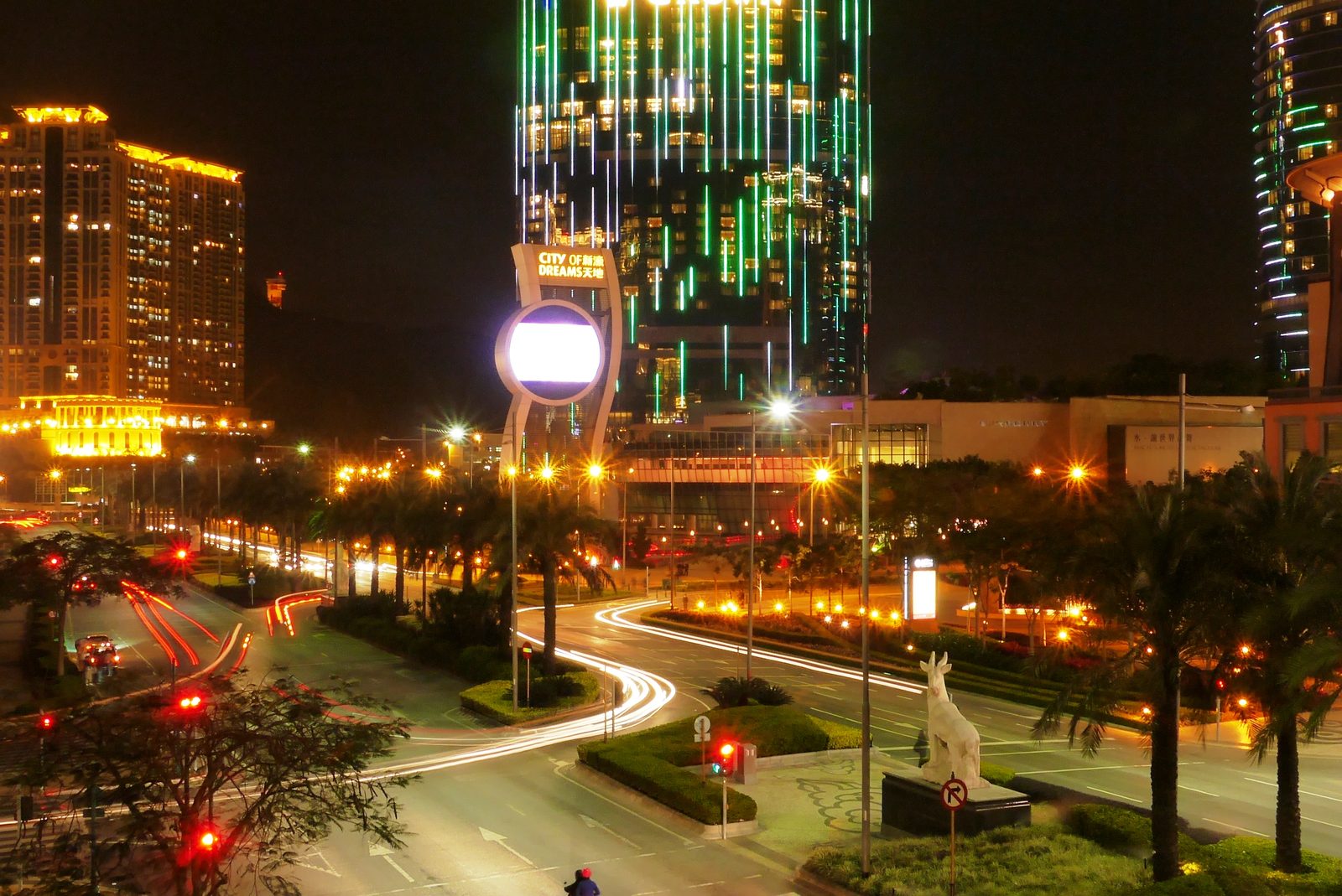 澳门新濠天地与路氹金光大道夜景；照片：traveloriented 拍摄，来源 Wikimedia Commons，CC BY-SA 2.0 授权